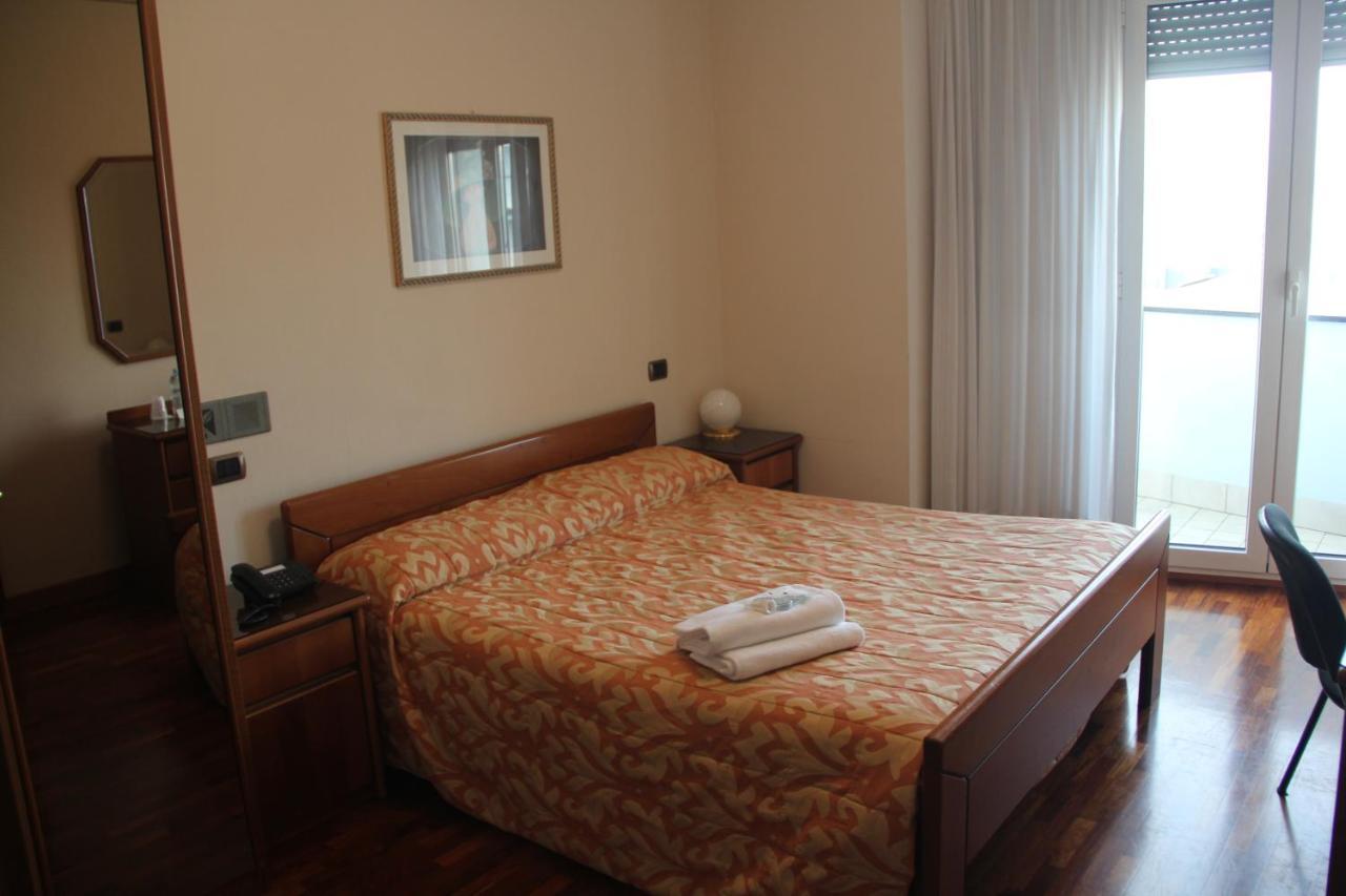 Hotel Il Timone Porto San Giorgio Extérieur photo