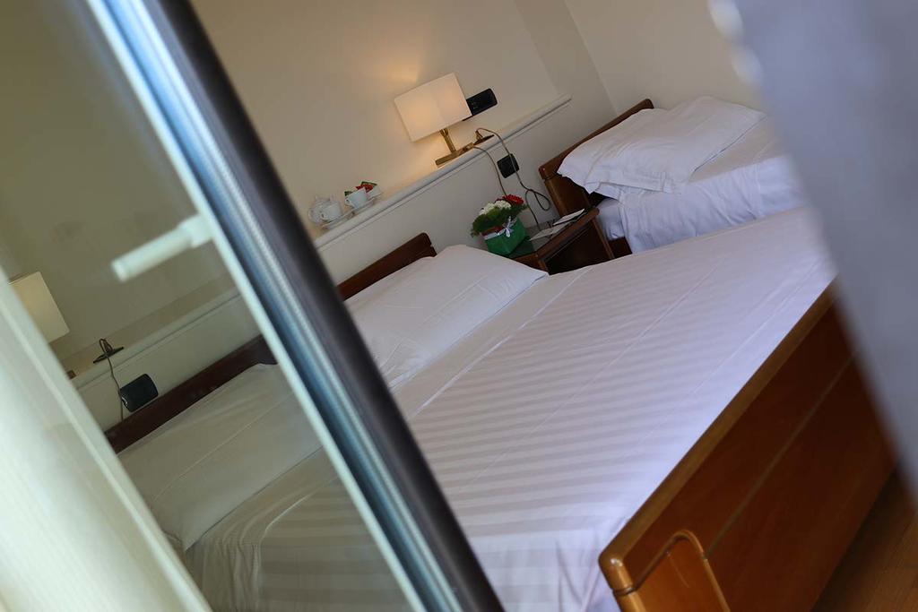 Hotel Il Timone Porto San Giorgio Extérieur photo