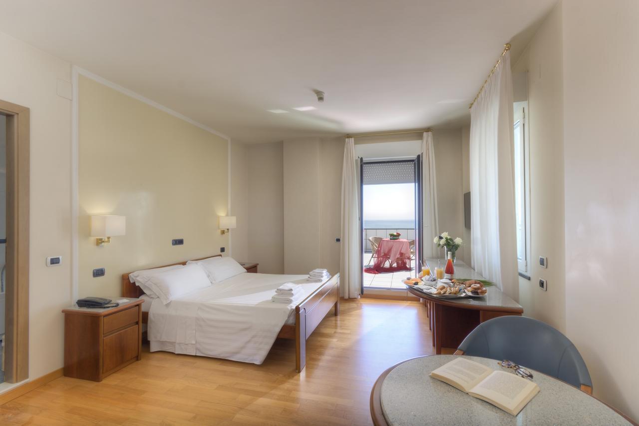 Hotel Il Timone Porto San Giorgio Extérieur photo